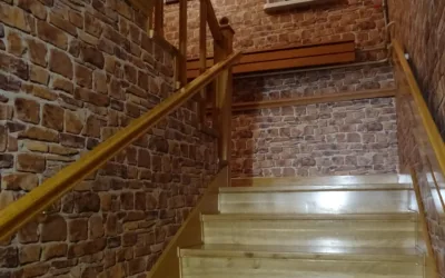 Dom wśród zieleni przy lesie – zdjęcie 4