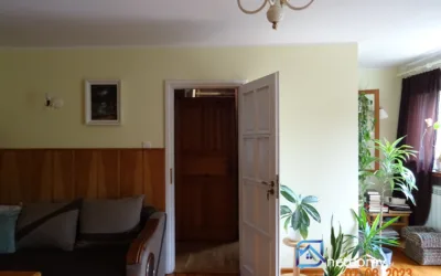 Dom wśród zieleni przy lesie – zdjęcie 3